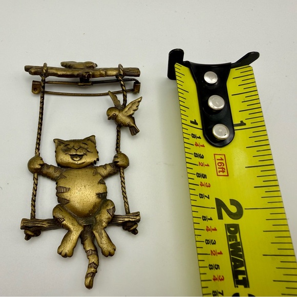 Vintage JJ Cat and birds on swing collectible brooch - brass/gold tone - Picture 5 of 7